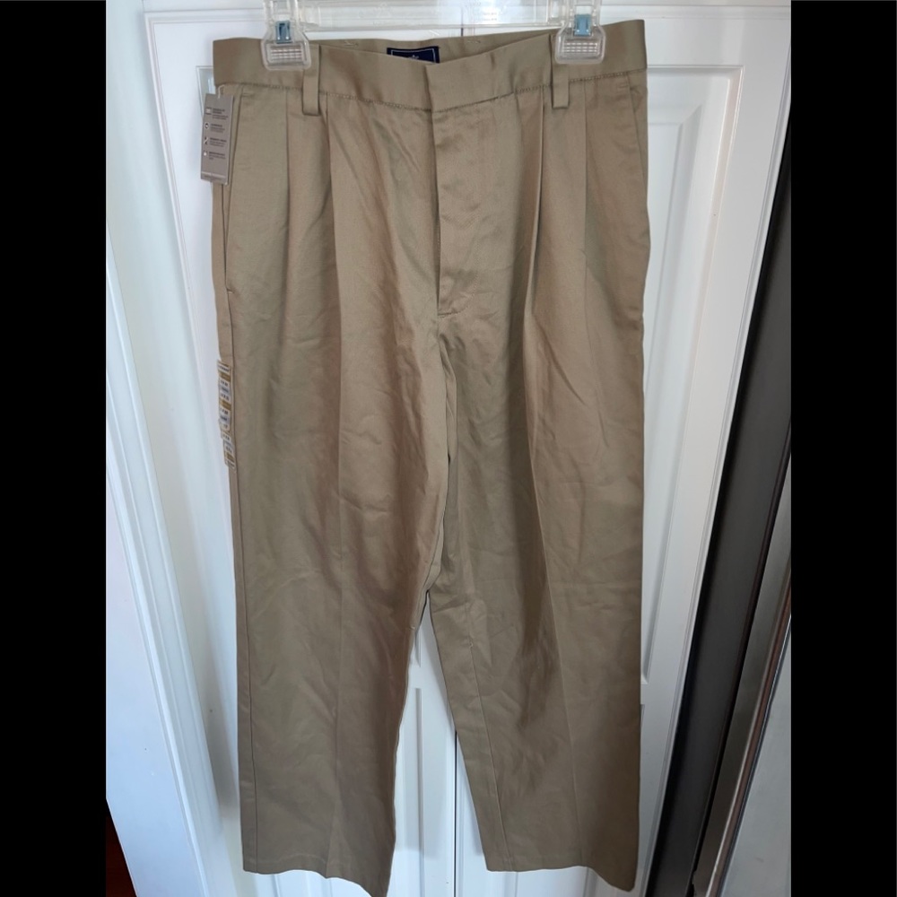 NWT Dockers Khaki Pleated classic‎ fit pants 32x32